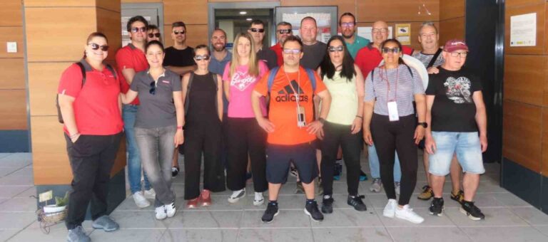 Grupo de la residencia Fuenlabrada junto a personas voluntarias de Hilti