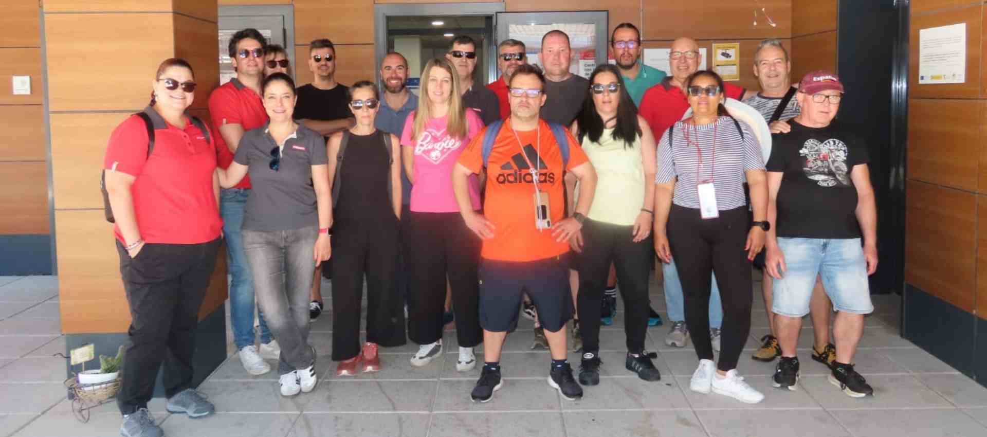 Grupo de la residencia Fuenlabrada junto a personas voluntarias de Hilti