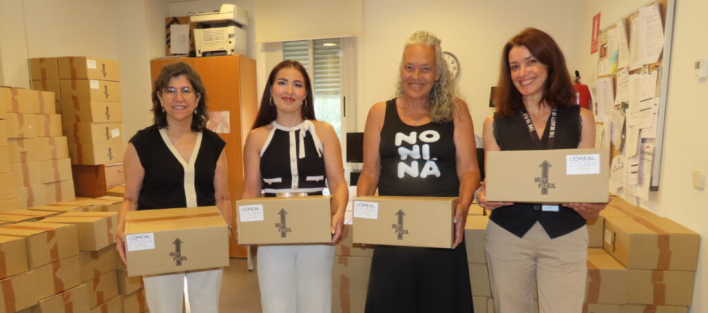 Voluntariado corporativo de L'Oréal y Fundación Manantial en la entrega de más de 300 kits solidarios.