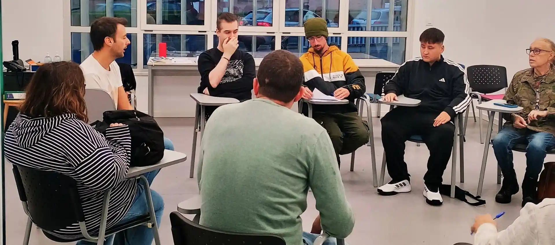Personas participantes en los talleres de comunicación eficaz y trabajo en equipo del programa Itinerarios Integrados en Vila-real.