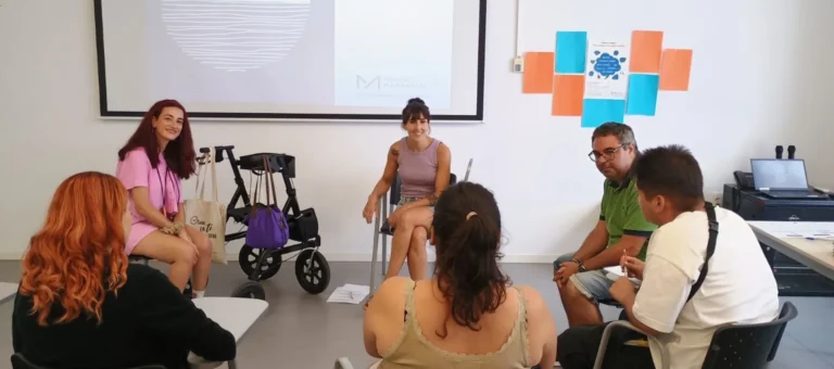 el equipo de fundación manantial imparte un taller de entrevistas a diez participantes para mejorar sus posibilidades de inclusión laboral