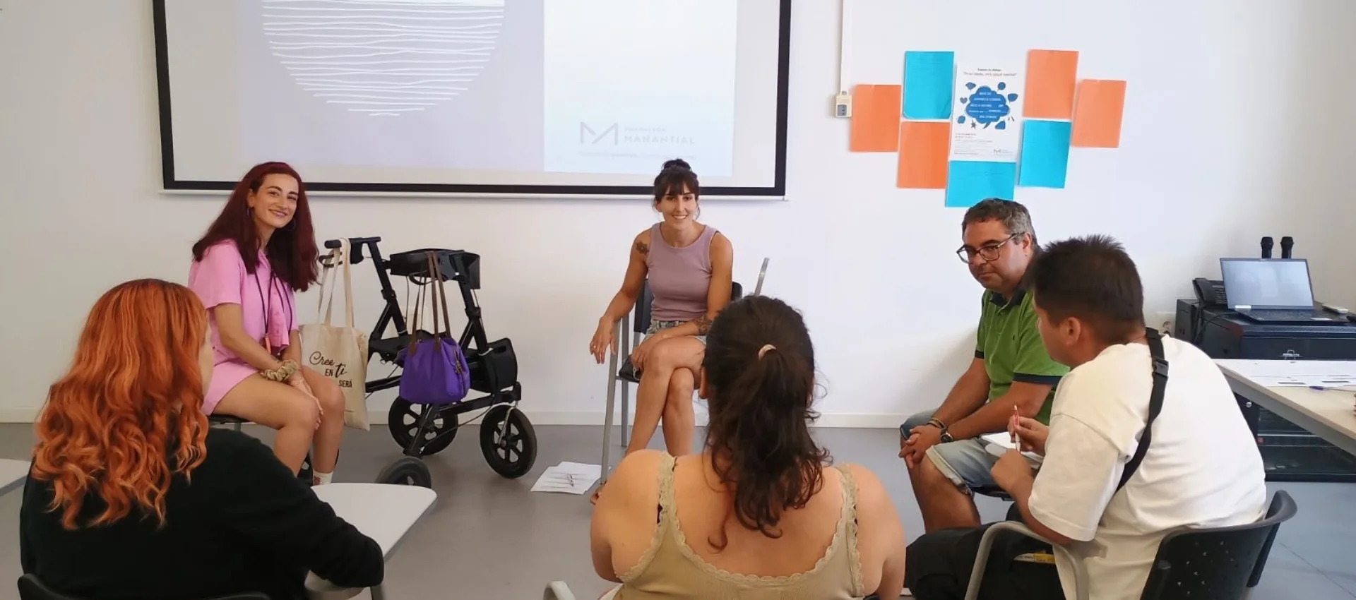 el equipo de fundación manantial imparte un taller de entrevistas a diez participantes para mejorar sus posibilidades de inclusión laboral