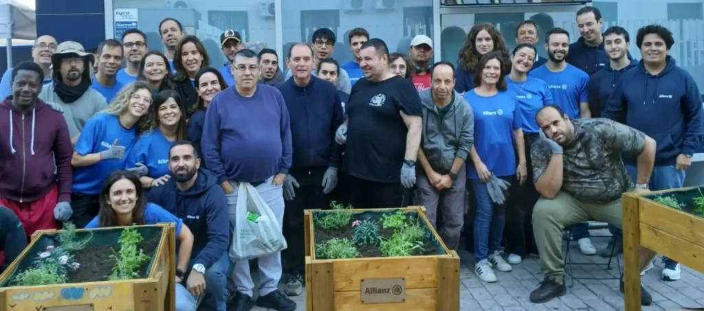 Personas voluntarias de Allianz y residentes de Fundación Manantial construyen jardines en altura en la Residencia de Torrejón.